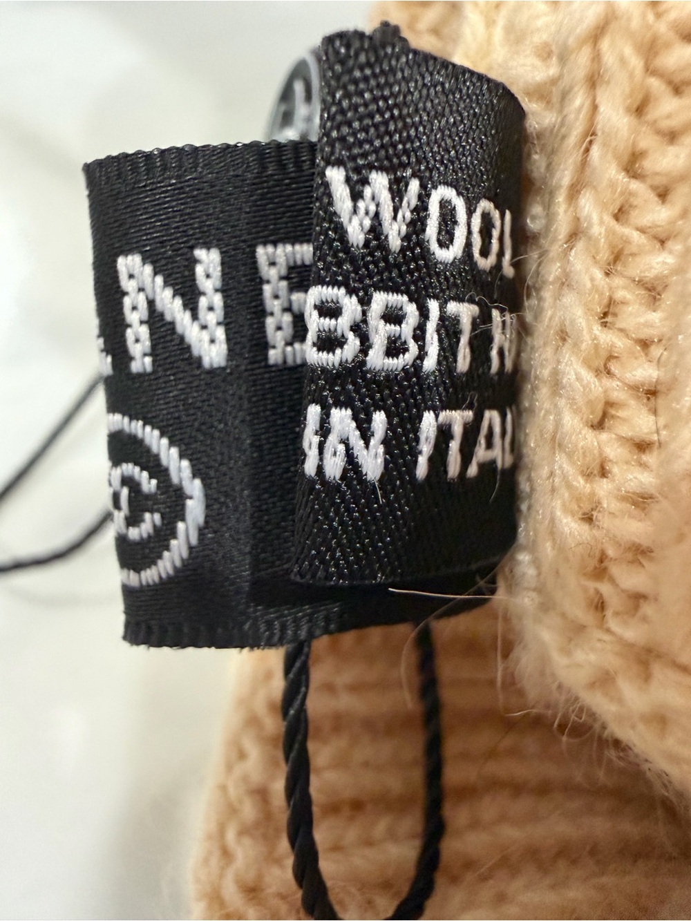 Chanel Cream Wool Gloves with Black CC Logo - Picture 4 of 4